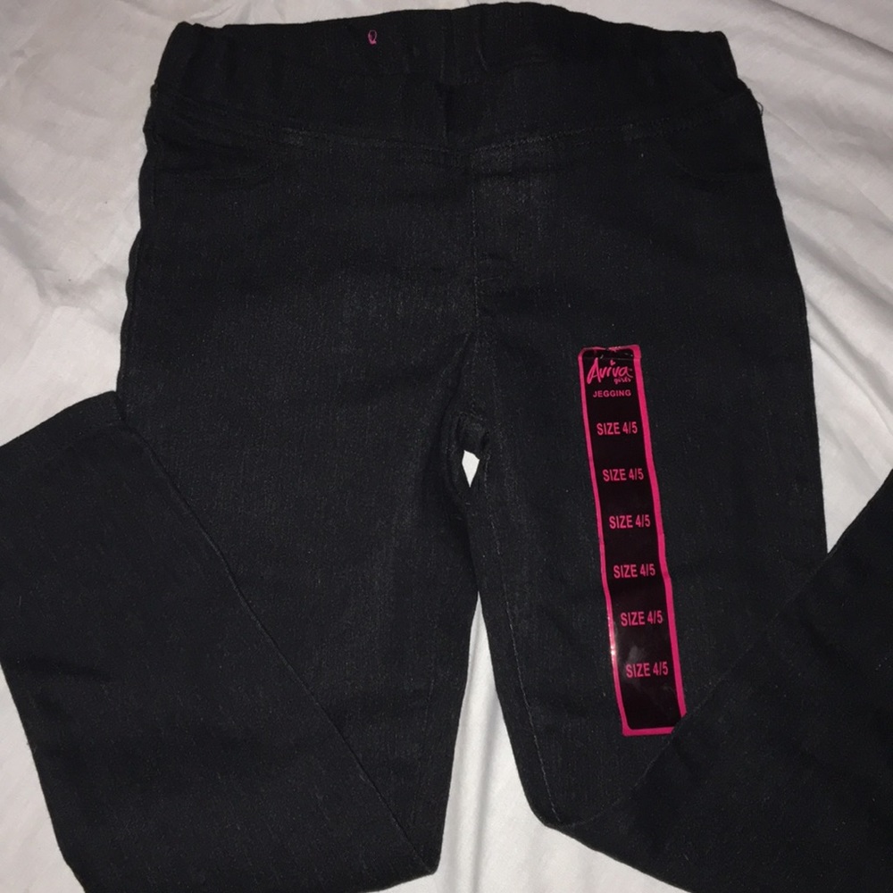 Very dark blue jegging size 4/5T, brand new